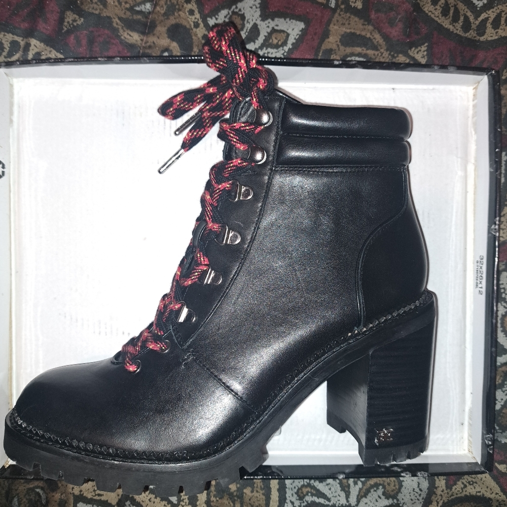 Black boots with block heel